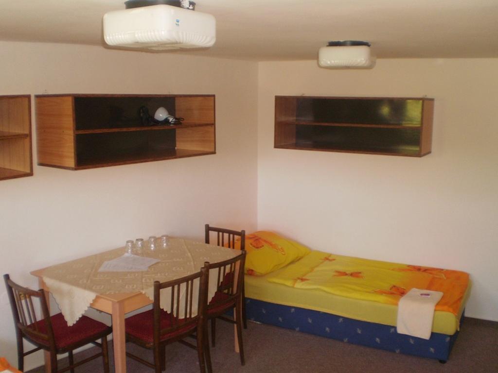 Hotel Pod Skalou Písek Екстериор снимка